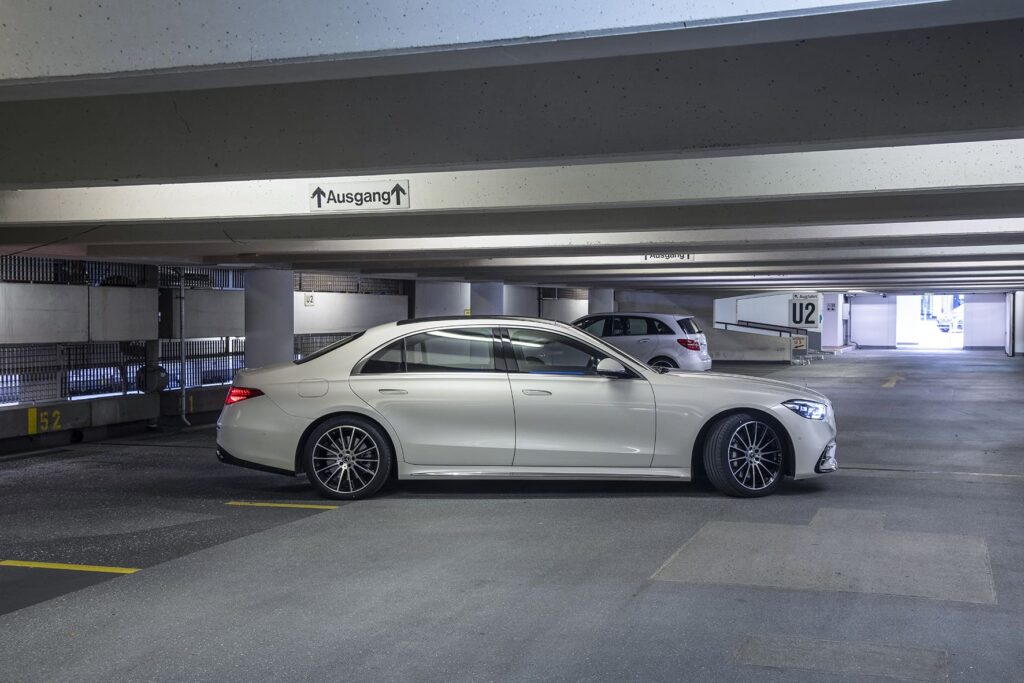 Coche Mercedes-Benz realizando maniobra de aparcamiento autónomo en el P6 del Aeropuerto de Stuttgart. 